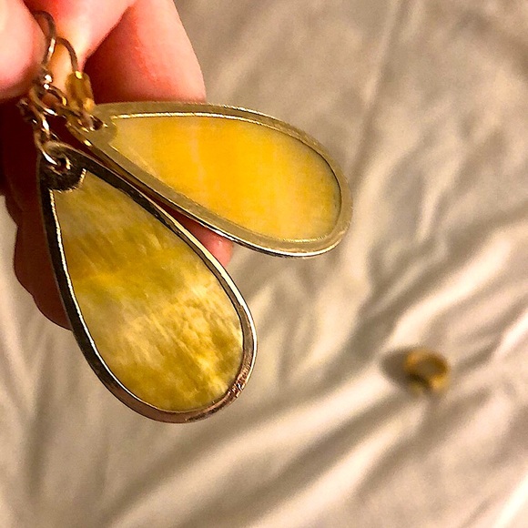 Mother of pearl ring and dangling silver teardrop earrings - Picture 5 of 5